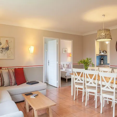 Chic Base With Pool In Tatil Evi